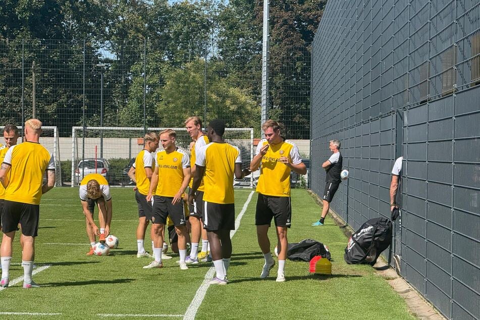 Vincent Vermeij (31, 3.v.r.) ist am Dienstag das erste Mal dabei.