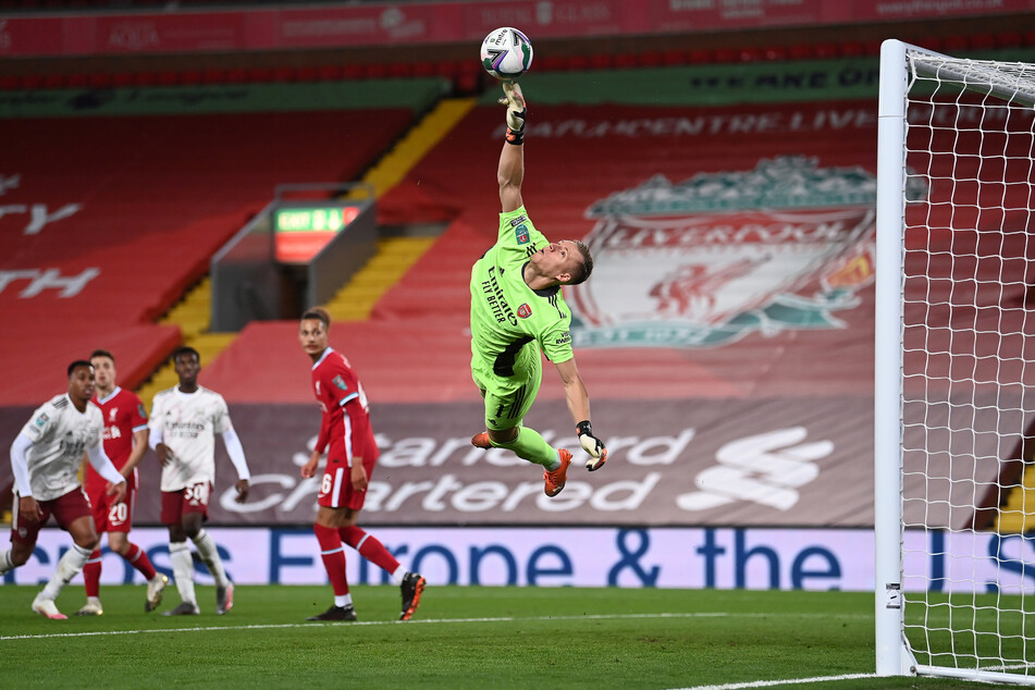 Seit 2018 spielt Bernd Leno für den FC Arsenal. Hier fliegt er in einer Partie gegen den englischen Meister Liverpool durch die Lüfte.