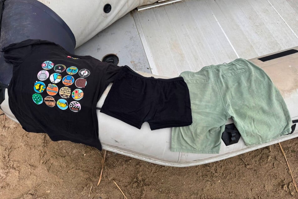 Das Lego-T-Shirt ist auch auf dem Rücken bedruckt. Wer die Kleidungsstücke erkennt, möchte sich bitte umgehend bei der Polizei melden.