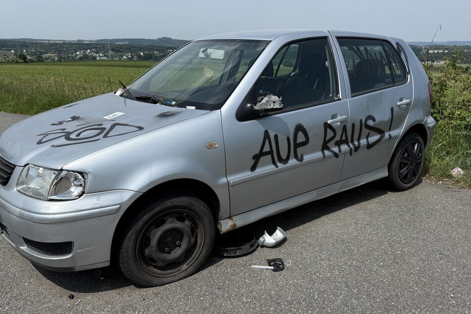 Das Auto war an der Autobahnabfahrt in Stollberg abgestellt und wurde mit "SGD" und "Aue raus!" beschmiert.
