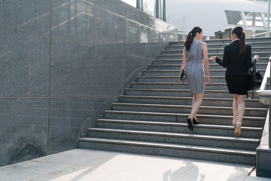 Die Studie fand heraus, dass Frauen sich auf Treppen öfter unterhalten als Männer.