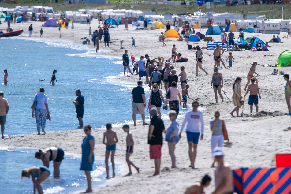 Viele Urlauber nutzen das sonnige und warme Sommerwetter zu einem Strandbesuch.