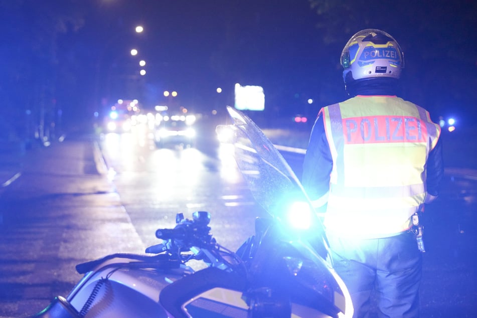 Ein Polizist überwacht den Krankentransport.