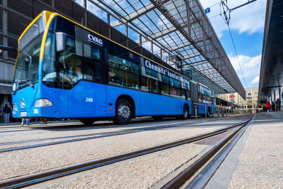 Die junge Frau stieg an der Zenti aus dem Bus. Der unbekannte Mann folgte ihr. (Symbolbild)