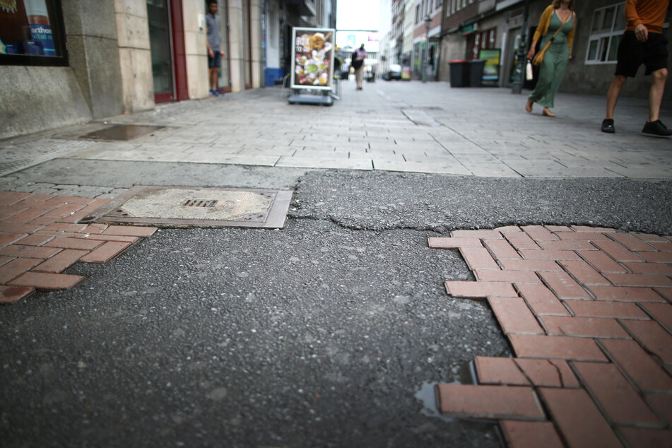Der Ort in der Düsseldorfer Altstadt, an dem am 15. August ein umstrittener Polizeieinsatz stattgefunden hat. Dabei hatte ein Beamter einen Jugendlichen mit dem Knie am Kopf zu Boden gedrückt.
