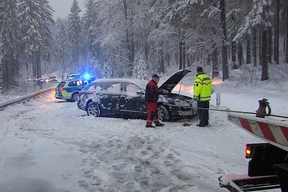 Der Audi musste nach dem Unfall abgeschleppt werden.