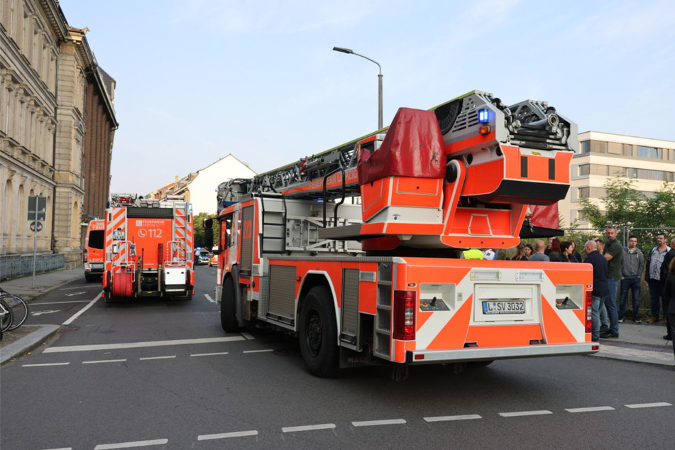 Zahlreiche Feuerwehrfahrzeuge eilten zur Polizeidirektion.