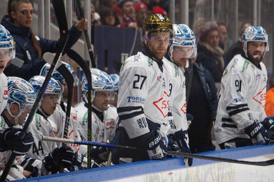 Dane Fox (M.) trug zwei Treffer zum Sieg bei.