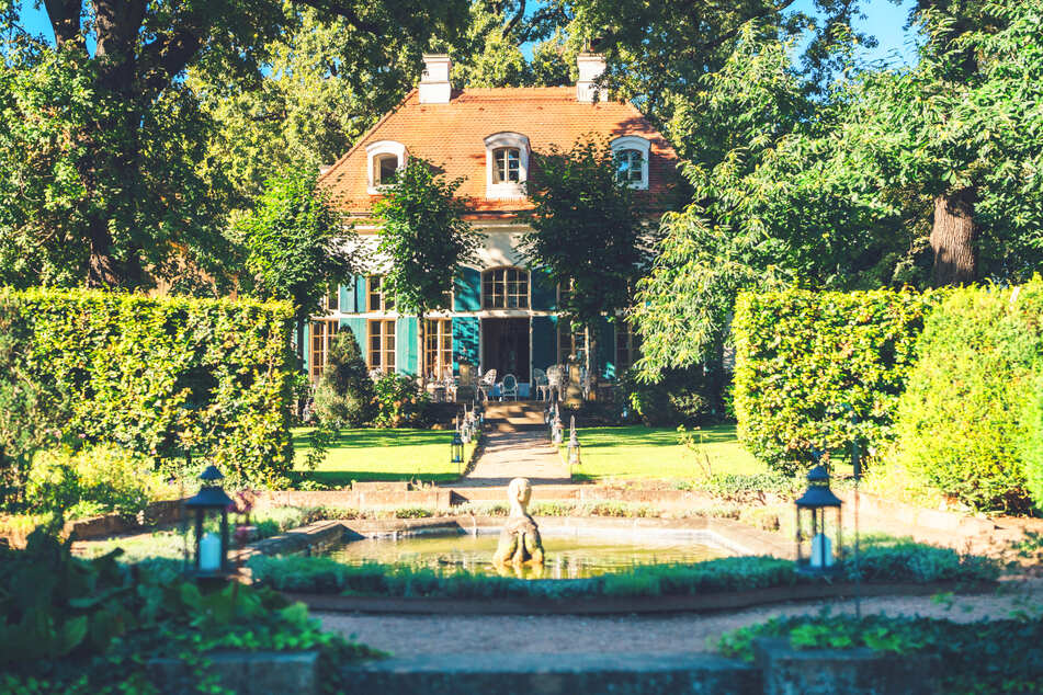 Eingebettet in die Idylle der Sächsischen Weinstraße vor den Toren Dresdens wartet die Villa Sorgenfrei.