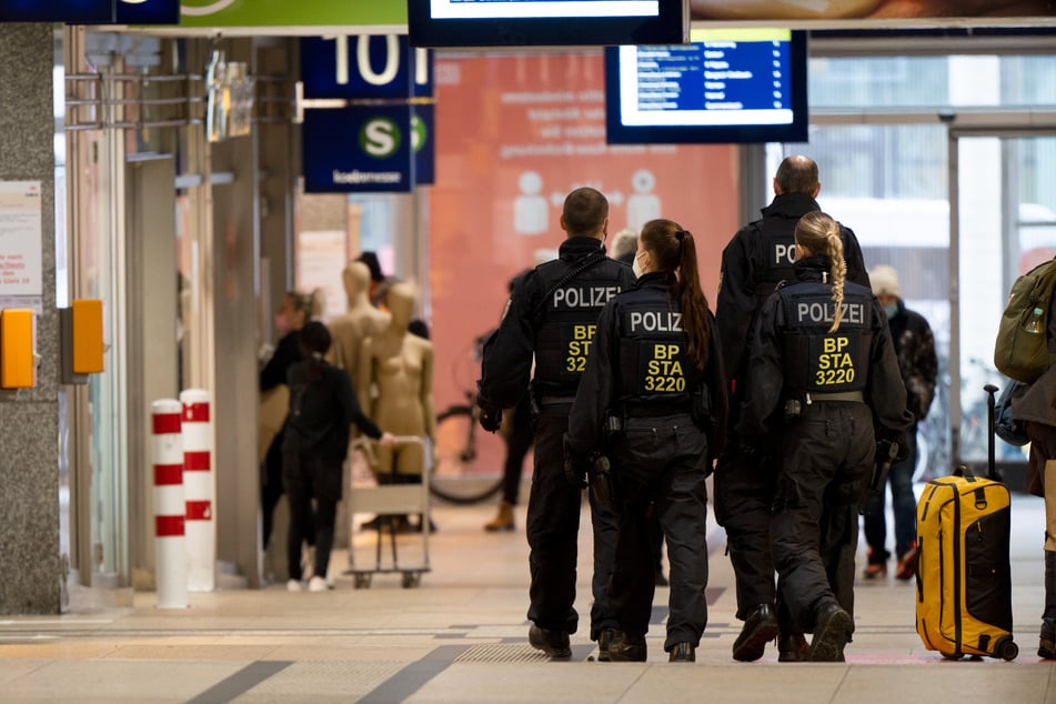 Eine Streife der Bundespolizei stellte den 36-jährigen Angreifer kurz nach den Taten im Bahnhofsgebäude. (Archivbild)