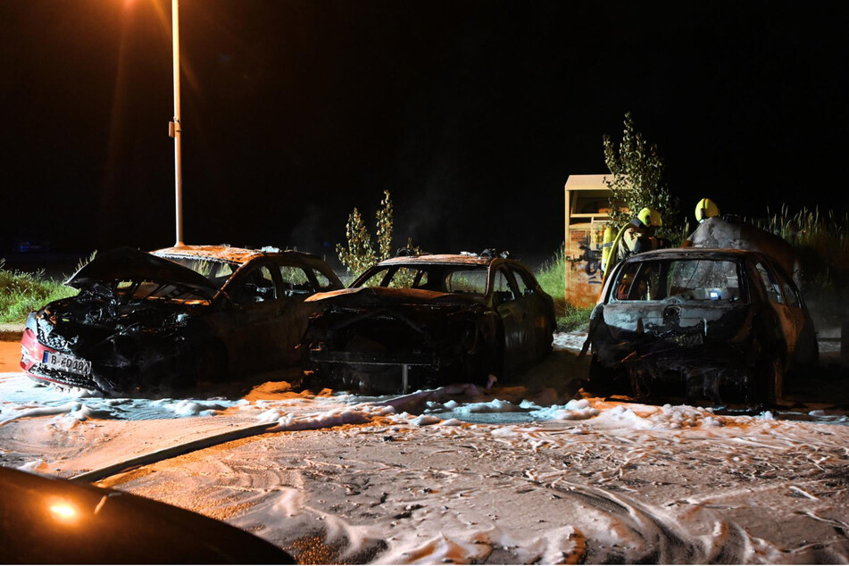 Berlin: Autos stehen in Flammen: War ein Feuerteufel am Werk?