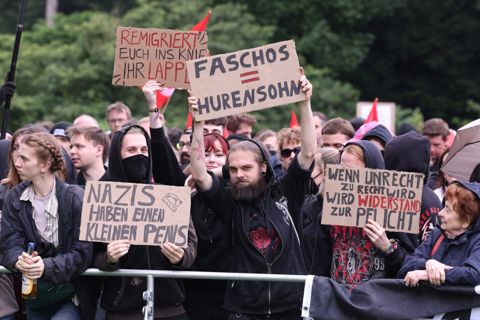 Eine Stunde vor dem Beginn der AfD-Kundgebung sammelten sich Menschen in der Nähe des Hofgartens zum Gegenprotest.