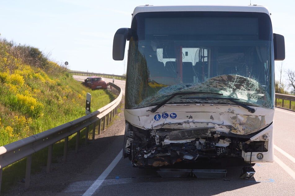 19 Menschen saßen in dem Linienbus, der am Donnerstagmorgen mit einem Auto zusammenstieß.
