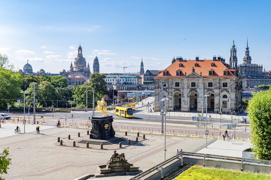 Zwischen Trödel, Antiquitäten und handgefertigten Einzelstücken können Besucher am Samstag auf der Dresdner Hauptstraße nach kleinen Schätzen suchen.