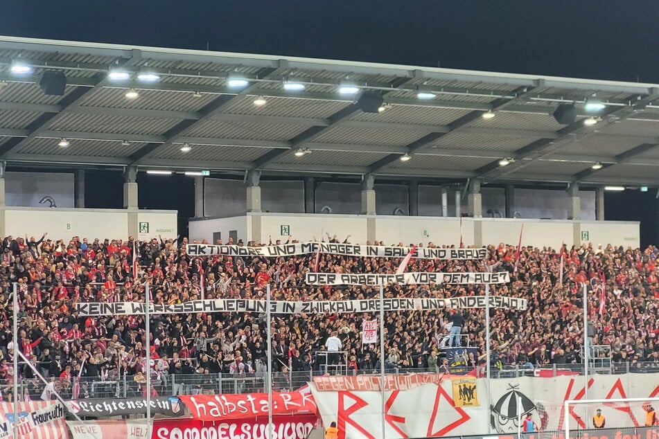 Die FSV-Fans mit ihrer Botschaft an den Volkswagen-Konzern.