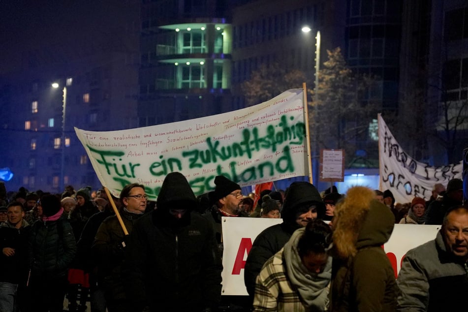 Unter anderem die wöchentlichen Montagsdemos werden genutzt, um Meinungen kundzutun. (Archivbild)