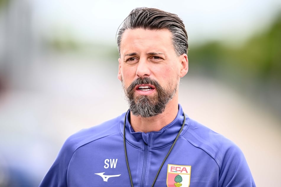 Trainer Sandro Wagner (37) gewann sein Pflichtspieldebüt für den FC Augsburg und sparte im Anschluss nicht mit Worten für eine Aufstiegs-Reform.