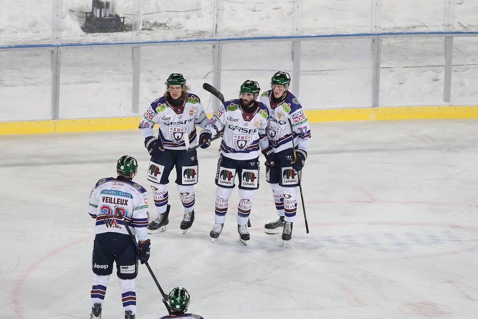 Die Eisbären bejubeln das 1:1, das Liam Kirk erzielt hat (M.).