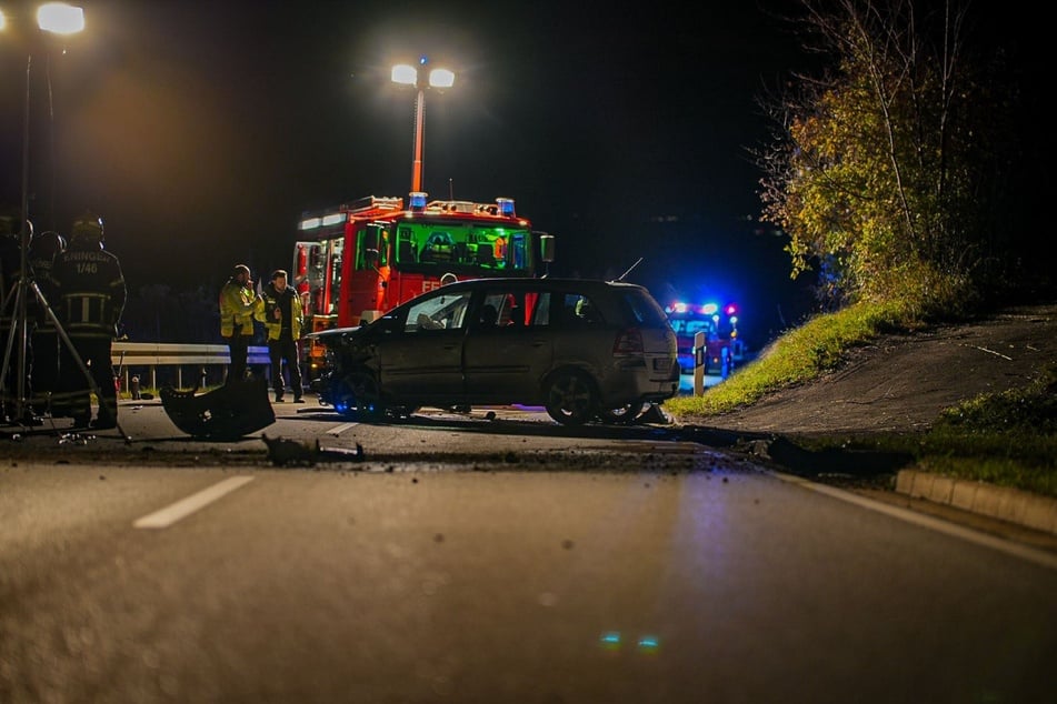 Es kam zu einem wuchtigen Zusammenstoß. Auf der Fahrbahn verteilten sich vielzählige Trümmerteile.