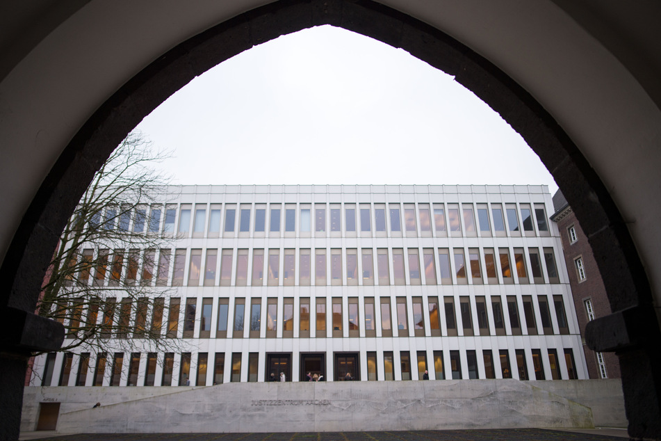 Blick auf das Justizzentrum Aachen mit dem Amts- und Landgericht.