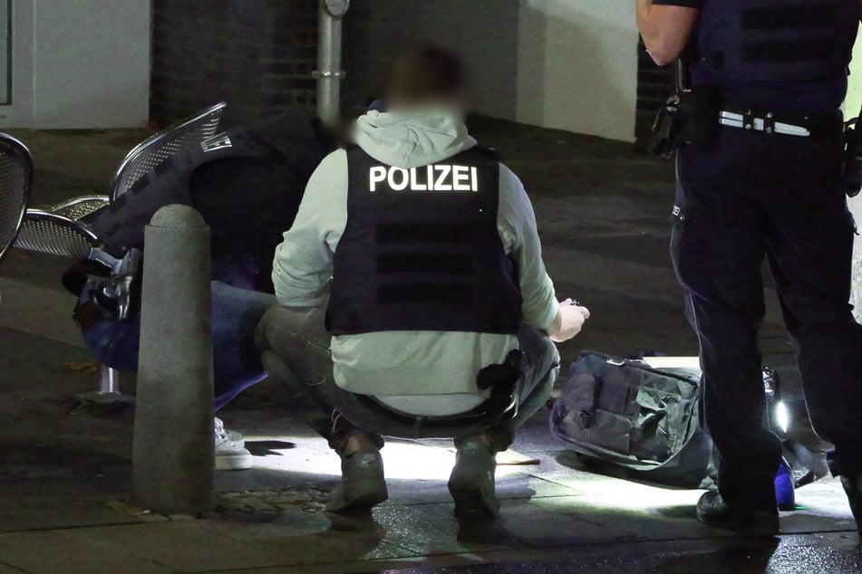 Einsatzkräfte der Polizei sicherten in den frühen Morgenstunden sämtliche Spuren.