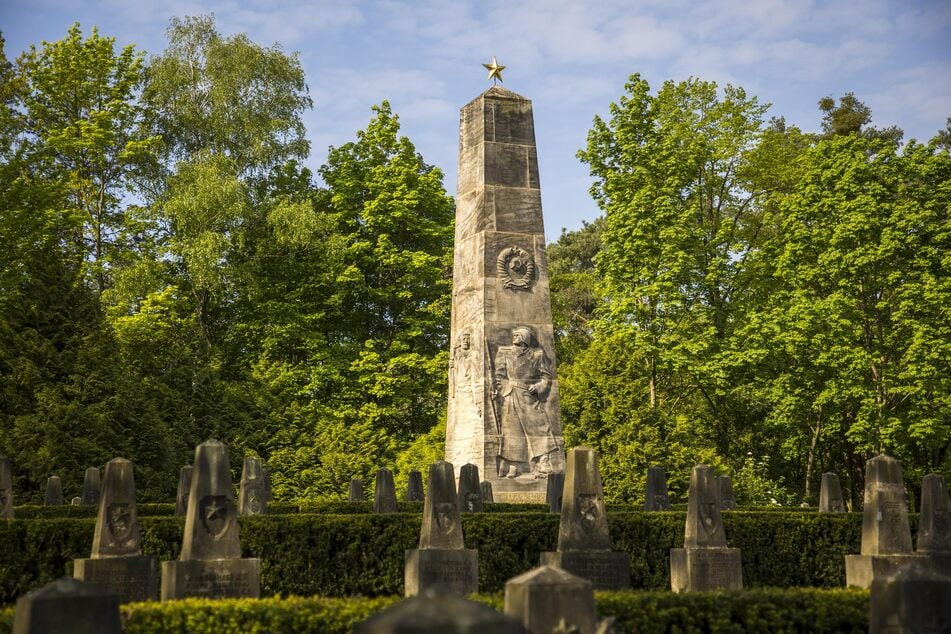 Aufgrund der anhaltend hohen Waldbrandgefahr ist ein Zugang zum Dresdner Garnisonsfriedhof derzeit nicht möglich. (Archivbild)