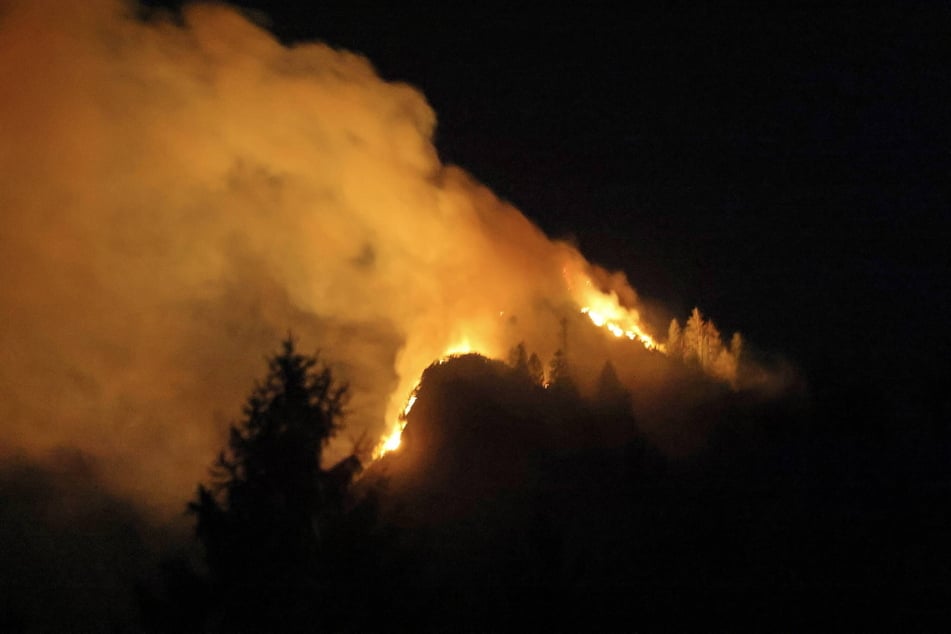 Zahlreiche Kräfte sind im Einsatz, damit sich das Feuer nicht weiter ausbreiten kann.