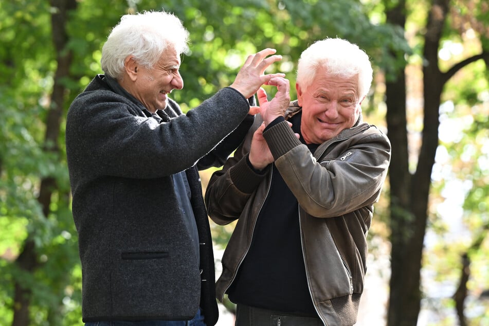 Die Schauspieler Udo Wachtveitl (66, l.) als Kommissar Franz Leitmayr und Miroslav Nemec (70) als Kommissar Ivo Batic haben Spaß.