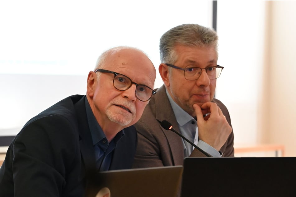 Reiner Hausding (63,l.), Chef der Wahlbehörde, und Wahlleiter Ralph Burghart (55, CDU).