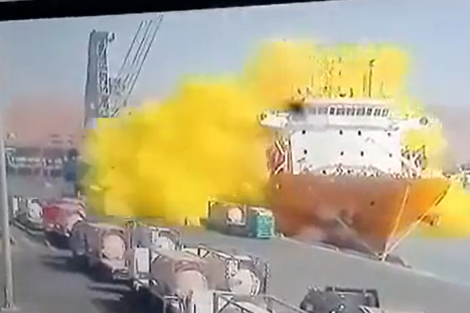 Die riesige Giftgas-Wolke ging von einem Schiff aus. zuvor soll ein Container von einem Kran gefallen sein.
