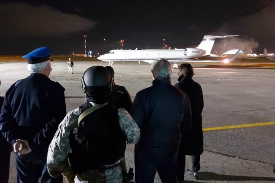Sicherheitskräfte bringen Drogenboss Gerardo González Valencia zum Flugzeug.