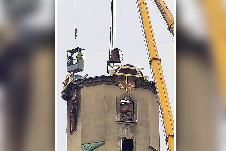 Mit einem Kran wurden die abgestürzten Glocken aus dem ausgebrannten Kirchenturm gehievt.