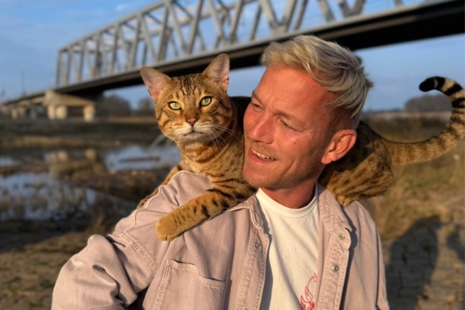 Savannah-Katze "Cosimo" und sein Herrchen Christoph Jurk sind in diesem Jahr Stargäste der Messe.