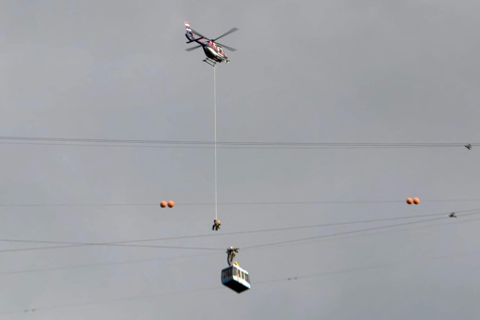 Geduldsprobe in den Alpen: Am Montag hing eine Gondel der Karrenseilbahn in luftiger Höhe fest. Über Stunden mussten Fahrgäste auf die Rettung warten.