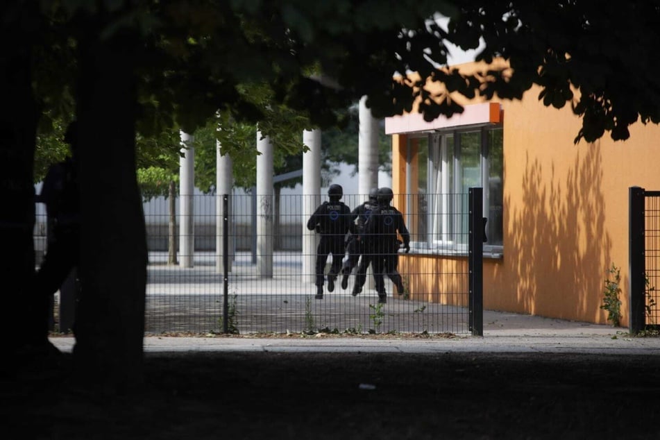 Einsatzkräfte der Polizei stürmten das Gelände.