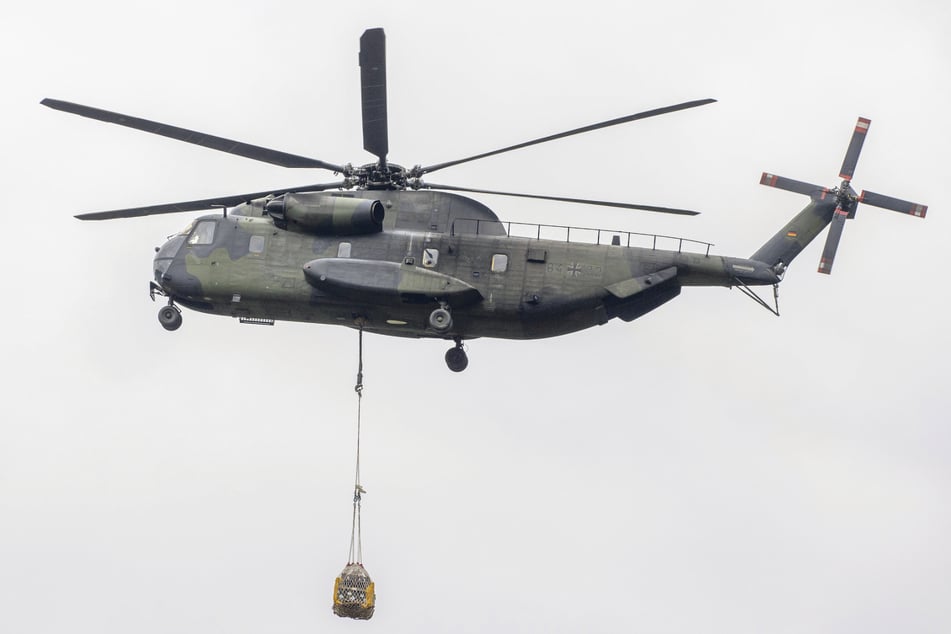 Zerstörte Brücken, kreisende Militärhubschrauber - manches in den Hochwassergebieten erinnert tatsächlich an einen Krieg.