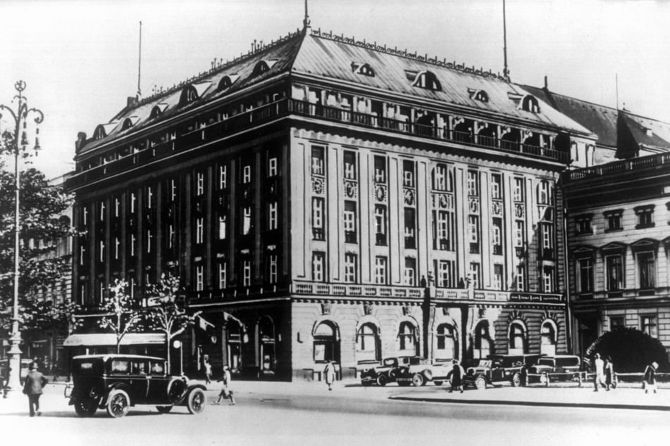 1907 eröffnete Lorenz Adlon (†72) das Hotel nach nur zwei Jahren Bauzeit.