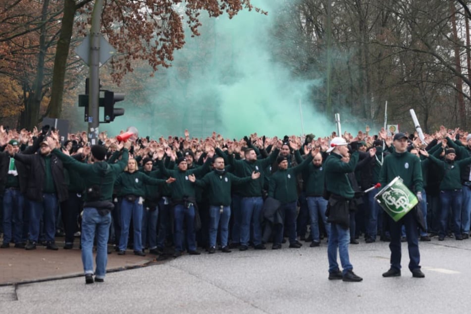 Rund 2800 Werder-Fans haben sich von der S-Bahn-Station Othmarschen aus auf den Weg zum Volksparkstadion gemacht.