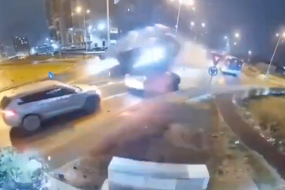 ... al saltar sobre otro coche ...