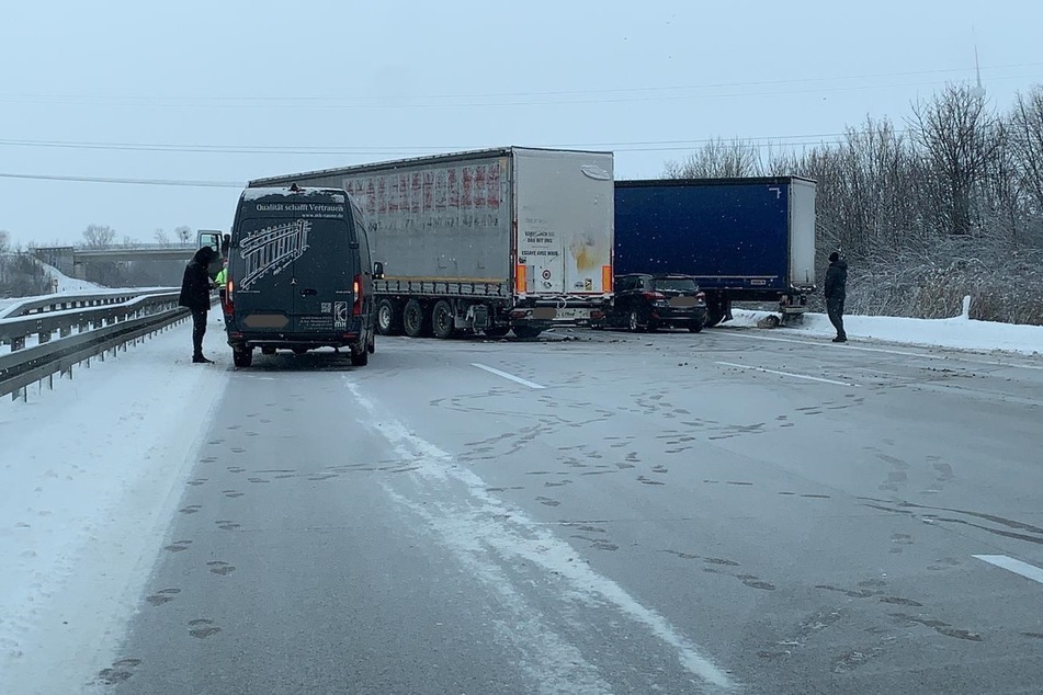 Lastwagen-Crash auf der A2 bei Magdeburg: Ein Auto rutschte anschließend in die Unfallstelle.