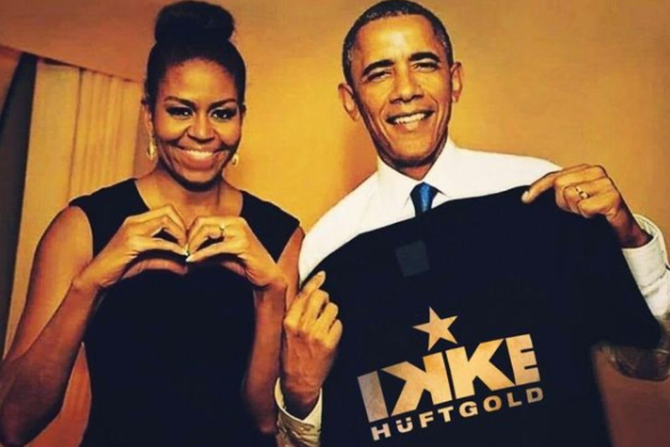 Mit diesem Foto hat Ikke Hüftgold (44) für Aufsehen gesorgt: Michelle (57) und Barak Obama (60) halten ein Fan-Shirt des Schlagersängers in der Hand.