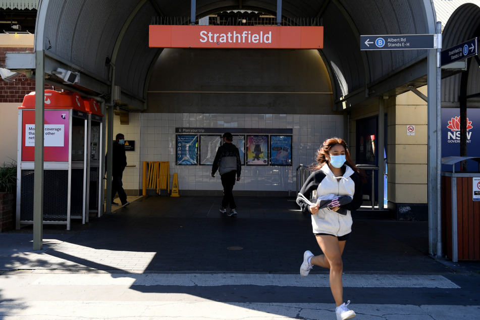 Australien, Sydney: Eine Frau geht an der Bahnstation Strathfield vorbei.