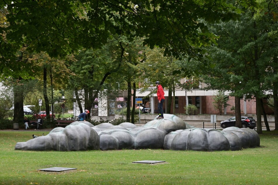 Die Skulptur "Der Darm" stand seit Sommer 2020 auf dem Schillerplatz.