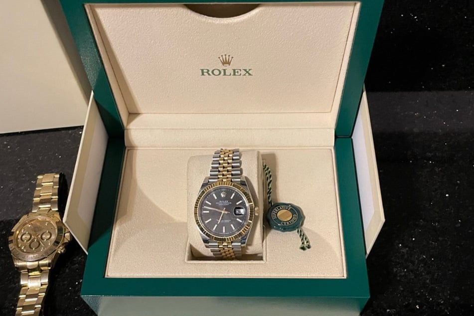 Bei Wohnungsdurchsuchungen entdeckten Einsatzkräfte auch hochwertige Rolex-Uhren.
