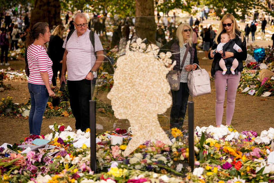 Weil das Grab der Queen noch nicht öffentlich zugänglich ist, trauern viele Briten im Green Park und legten dort Blumen nieder.