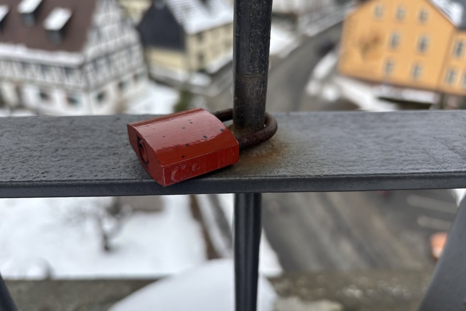 Der Bügel von dem Schloss ist komplett verrostet.