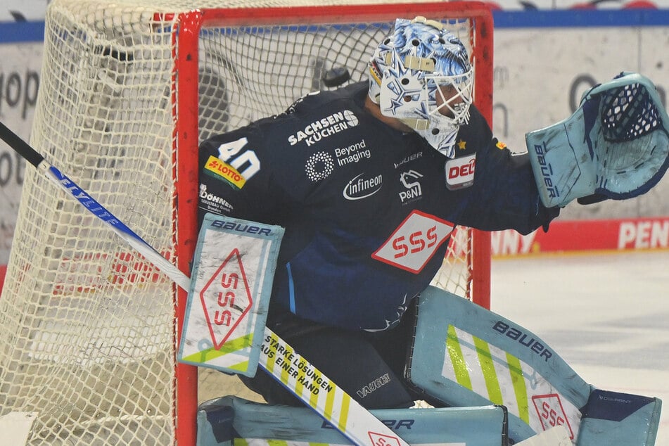 Eislöwen-Goalie Fabian Hegmann musste mehrfach hinter sich greifen - wie schon am Freitag gegen Kassel.
