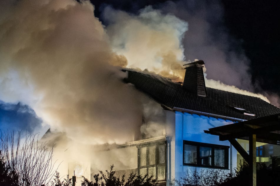 Das Feuer war in der zurzeit unbewohnten Wohnung im Obergeschoss ausgebrochen.