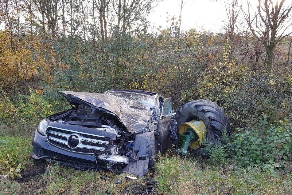 Auch der Mercedes wurde bei dem Unfall stark beschädigt.