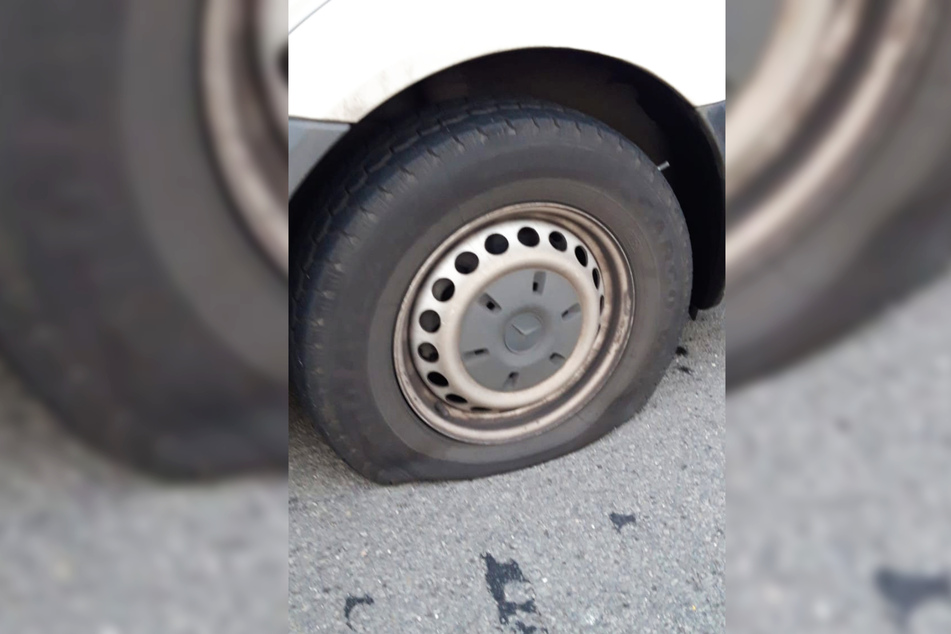 Mit plattem Reifen war an Weiterfahrt nicht mehr zu denken.